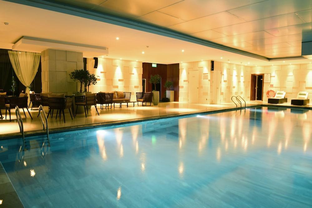 أمينا ريزيدنسيز آند سويتس - مانيدجد باي ميليا حمام سباحة مغطى