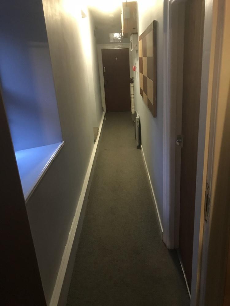 بلاك ساندز بد روم آند بريكفاست أن بار الردهة