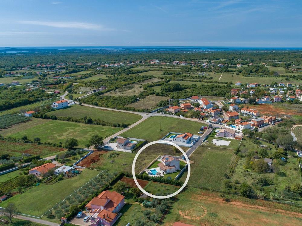 Stylish Villa With Pool and Fenced Garden,ideal for Relaxing Family Holidays Exterior