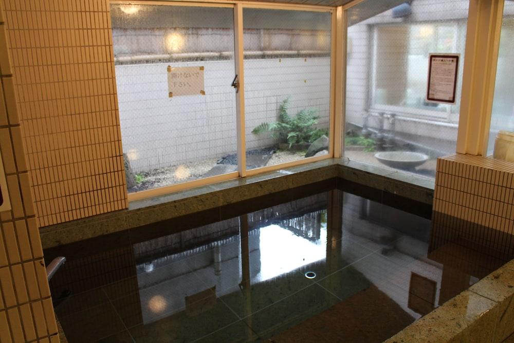 ساونا آند كابسول هوكوه - خاص بالرجال مغطس سبا مغطى