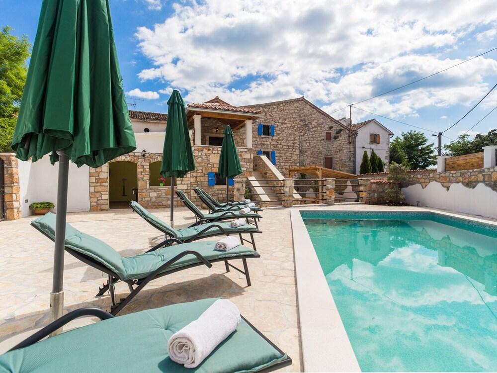 Modern Holiday Home in Baderna With Pool Exterior