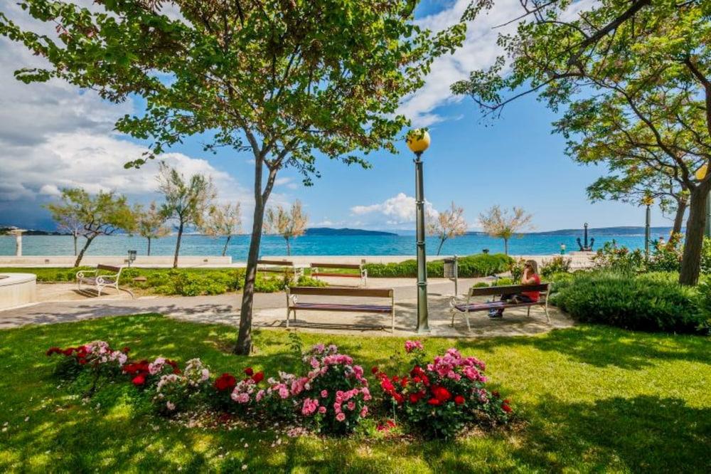 Seafront Spacious Apt, 120 m2 Size, in the Center Property Grounds