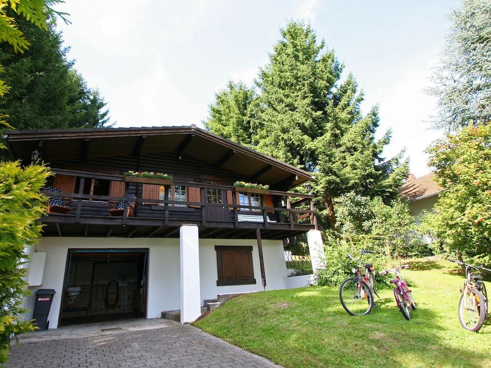 كوزي تشاليت إن وينكرانج ويذ برايفت جاردن