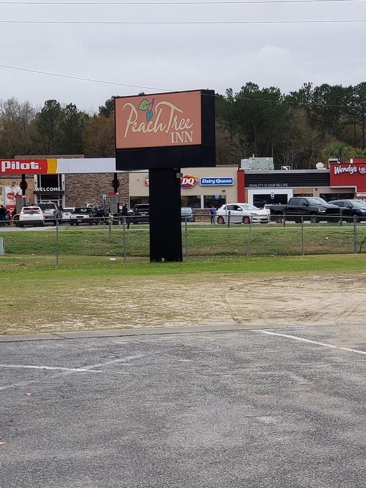 Peach Tree Inn Exterior