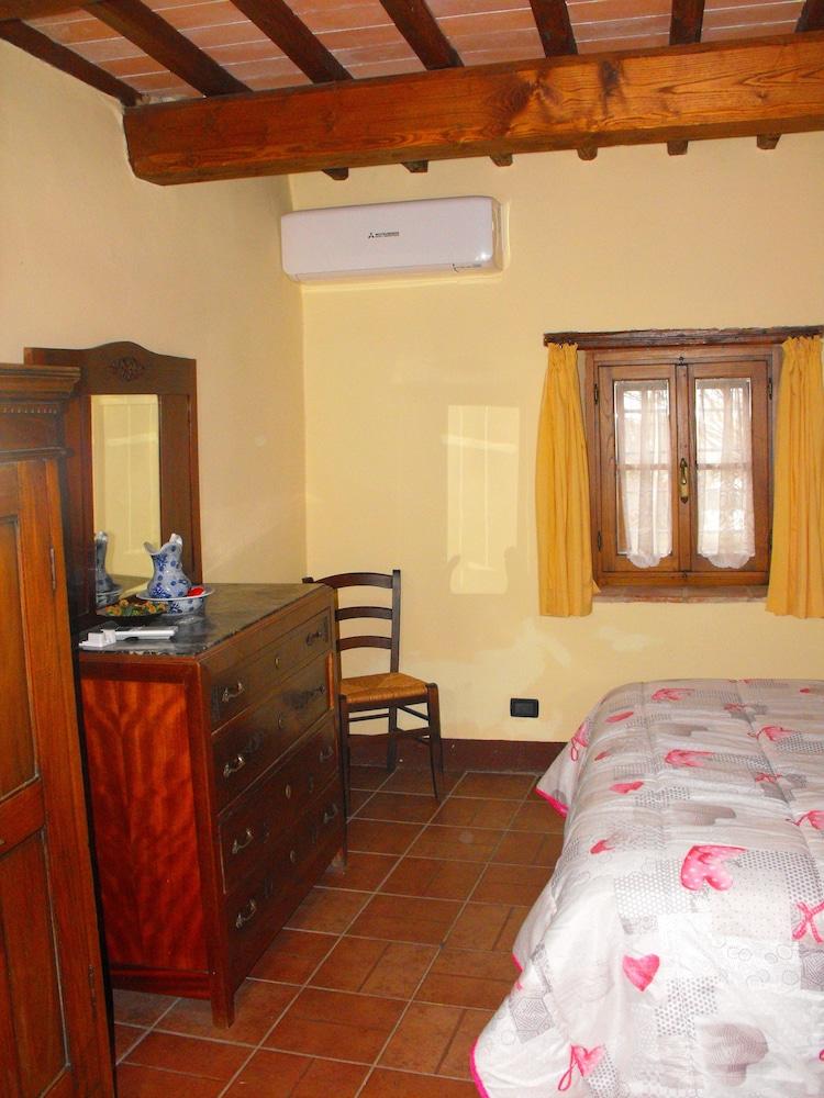 Borgo Due Case Room