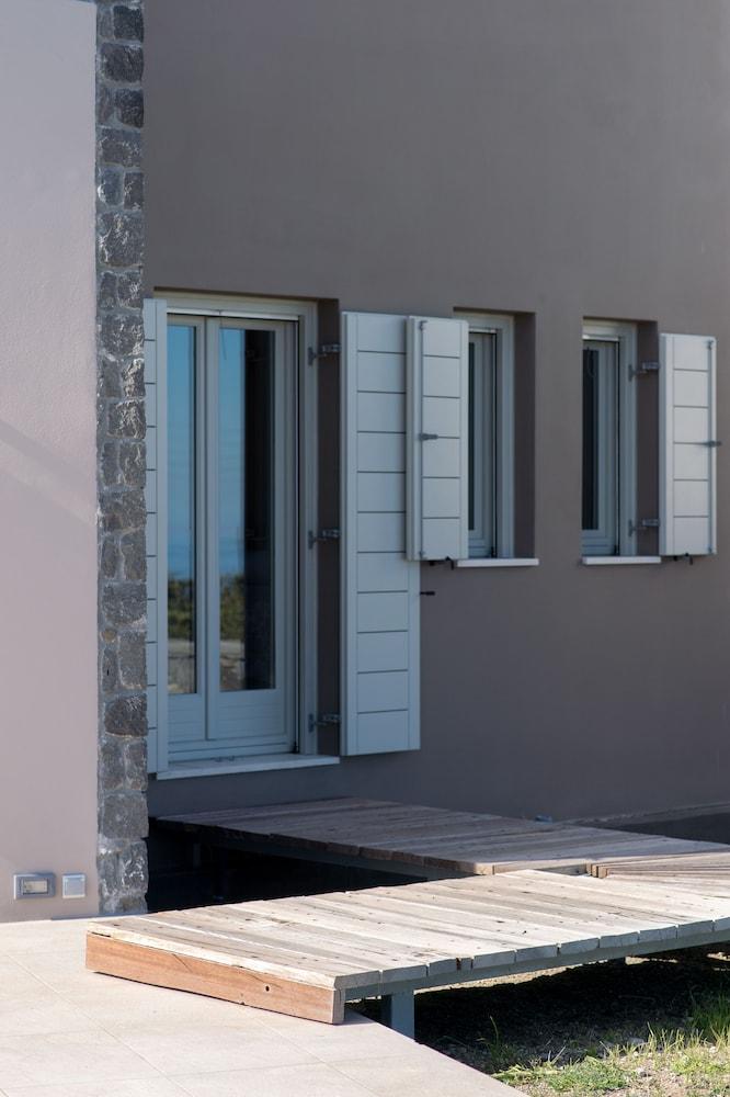 Amaranthine Exterior detail
