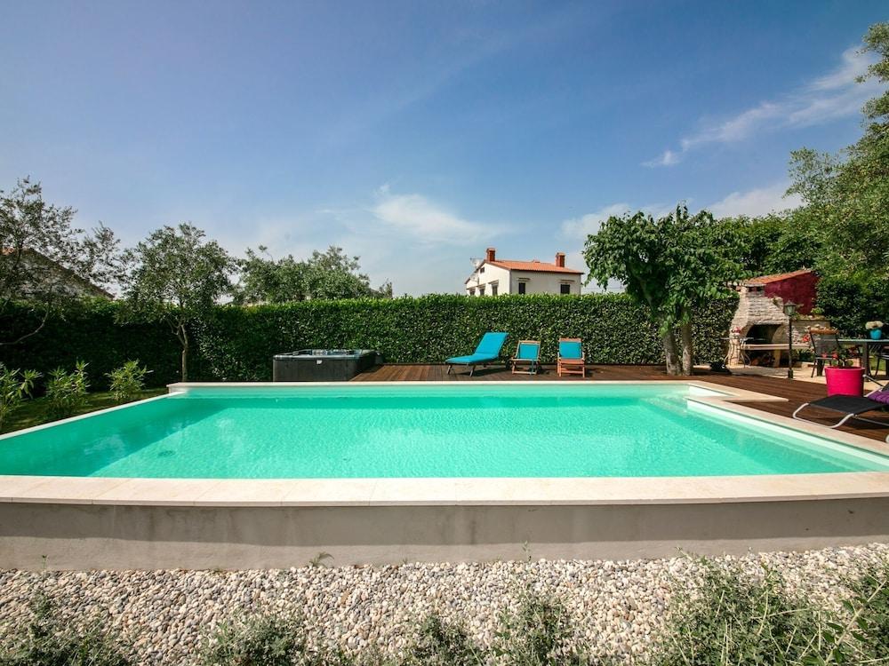 تشارمينج هوليداي هوم إن نوفا فاس ويذ برايفت بول زحليقة مائية