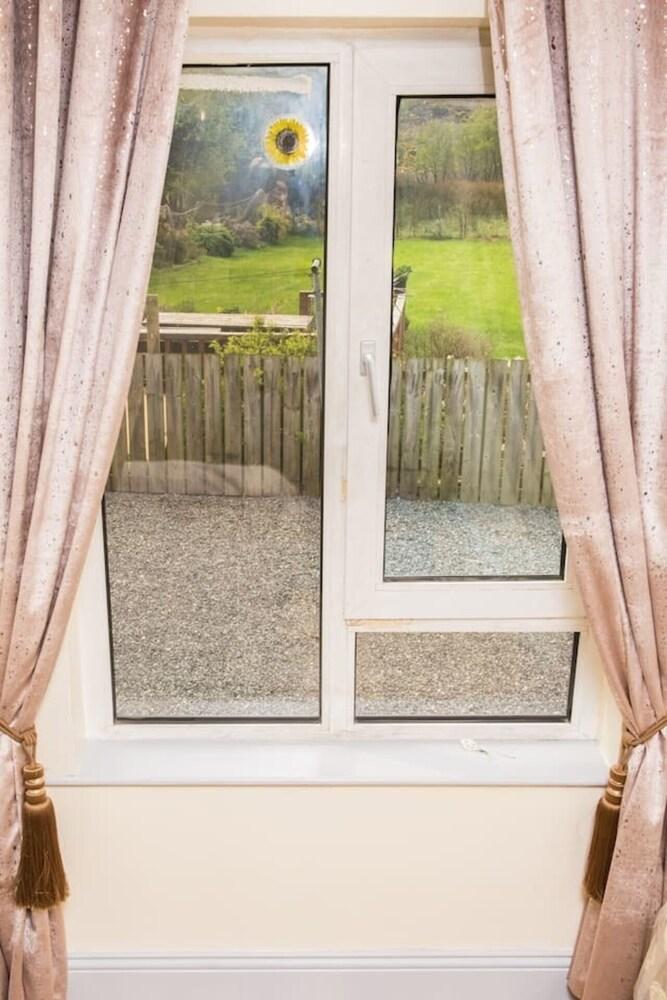 3 بد هاوس إن كلونماني ويذ بانوراميك هيلسايد سا غرفة