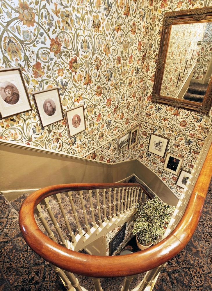 ذا بلاك سوان - ذا إن كوليكشن جروب منطقة الاستقبال