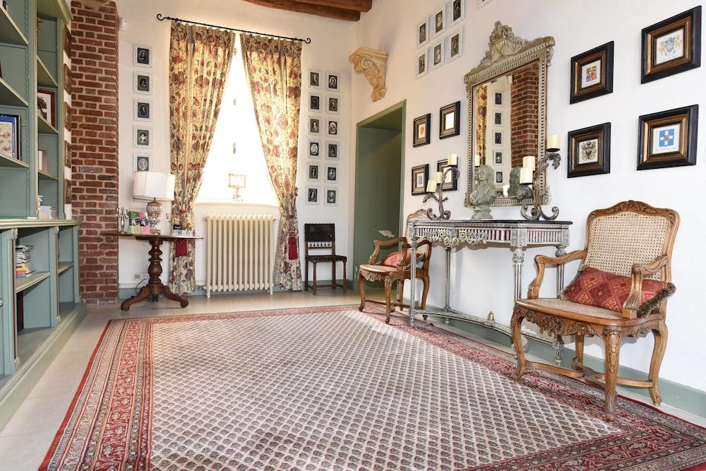 Château de Maudetour Lobby Sitting Area