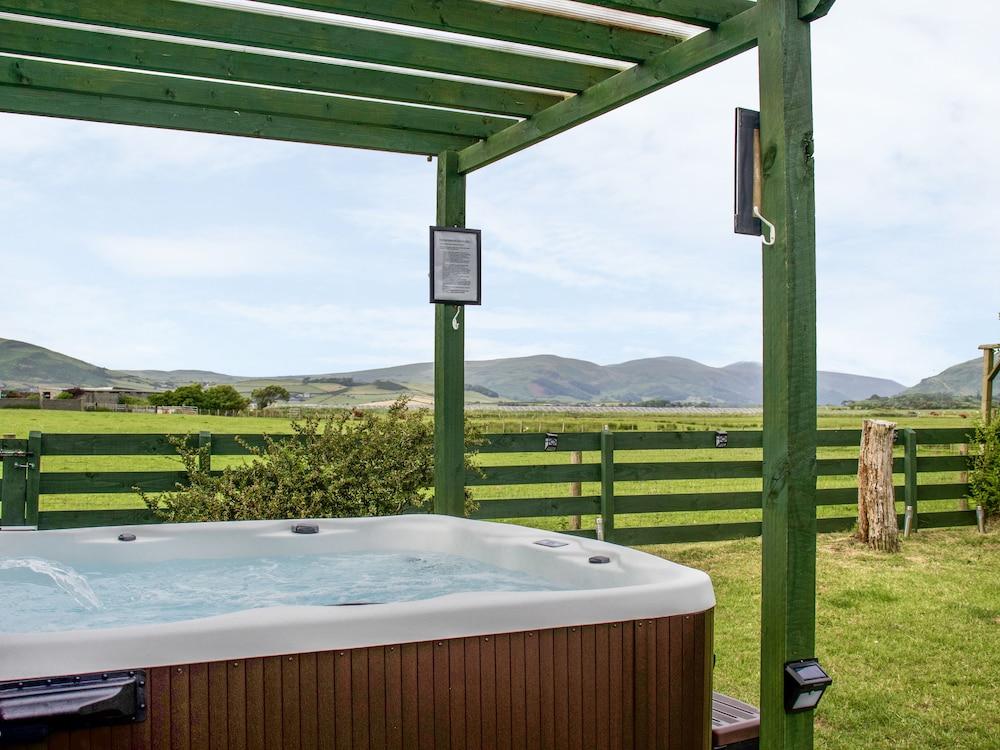 Idris View Outdoor Spa Tub