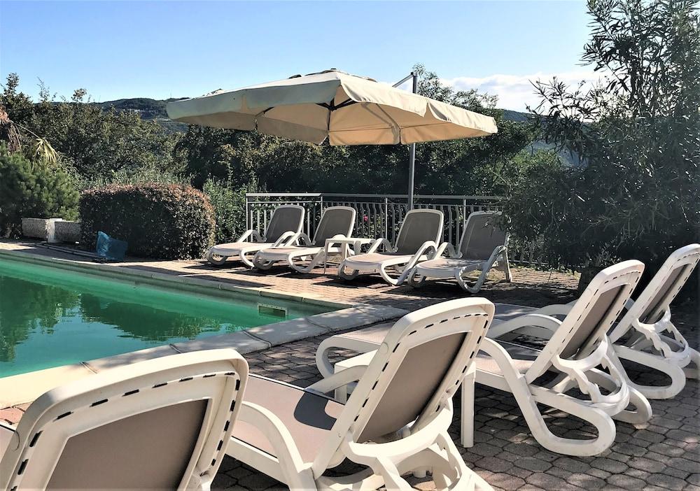 فالبوليسيلا هيلز حمام سباحة مكشوف