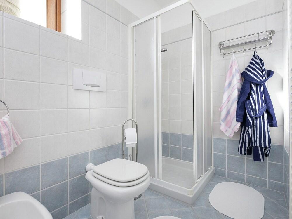 Simplistic Apartment in Consiglio di Rumo With Fenced Garden Bathroom