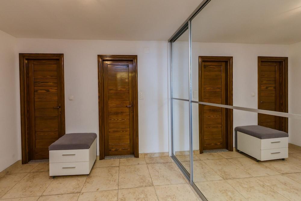 Seafront Spacious Apt, 120 m2 Size, in the Center Interior