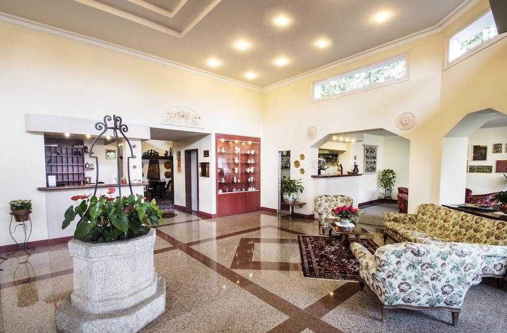 هوتل ليدو لا بيرلا نيرا منطقة الاستقبال