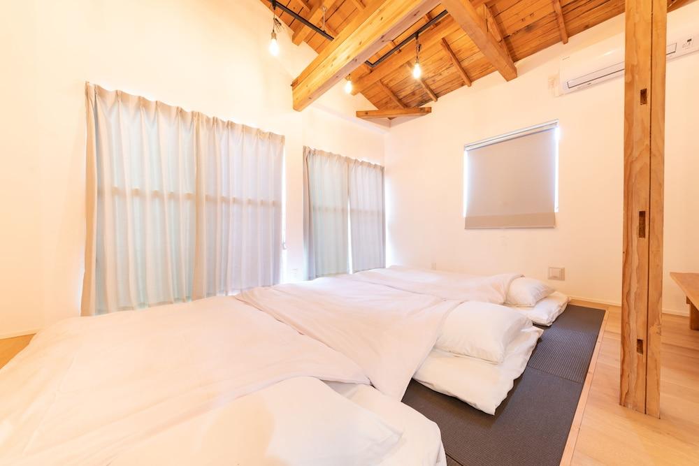 Gora Base A Room