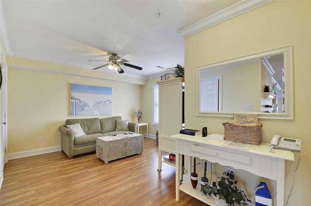 إيه شور ثينج باي لونج آند فوستر داخلي