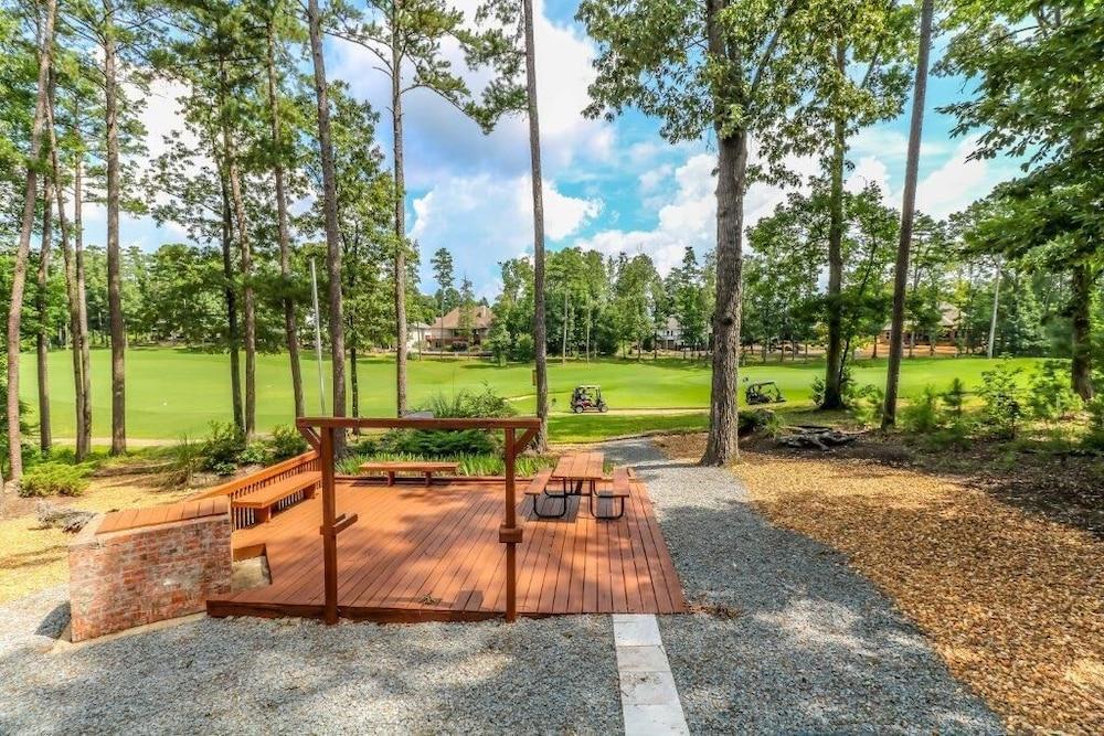 Golfview Home With Spacious Picnic Area - Unit 0944 by Redawning Property Grounds