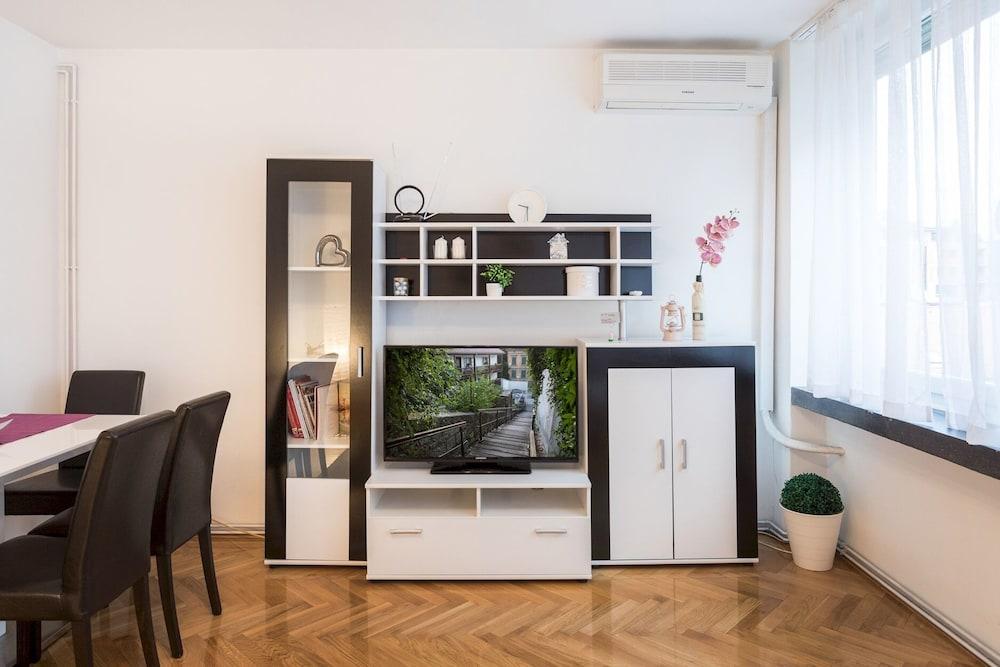 Modern Apartment few Steps From Main Square! Room
