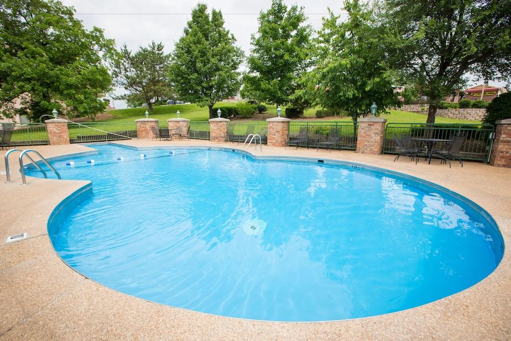 كواليتي إن برانسن أون ذا ستريب حمام سباحة مكشوف