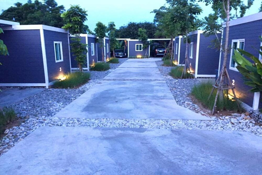 Sleep Box KaengKhoi Lobby