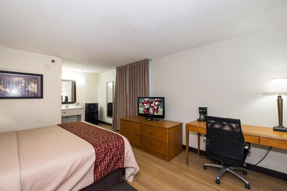 Cedar Rapids Inn Room