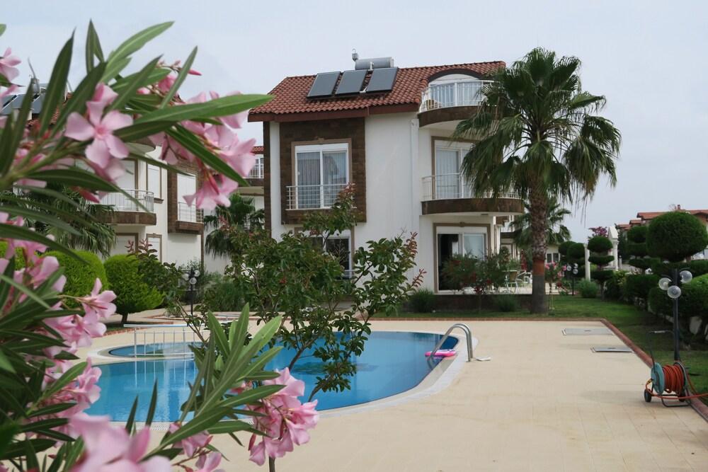 جرين جولف فيلاز بيليك حمام سباحة مكشوف