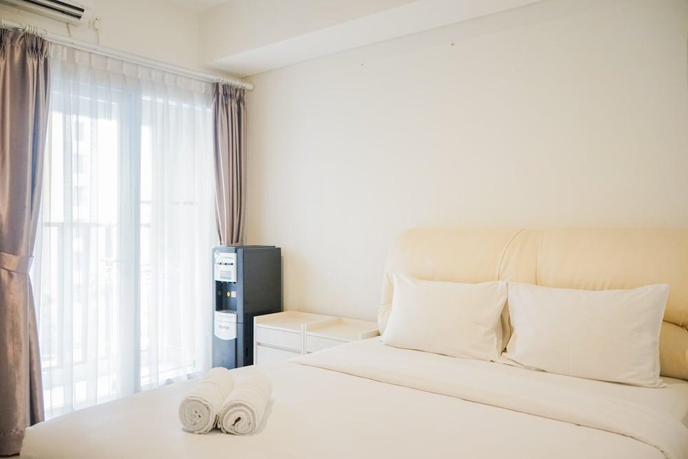 Minimalist Pool View Low Rise Studio @ Paramount Skyline Apartment Room