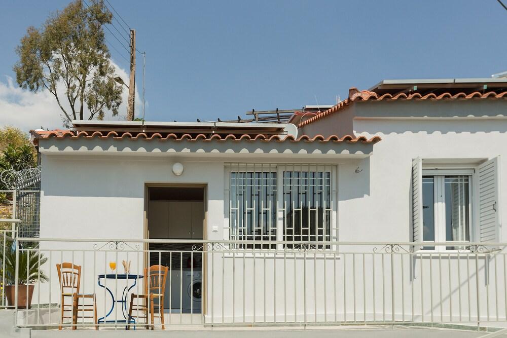 سبلينديد فيوز فروم إيه كوزي كوتيدج ويذ إيه جاردن تيراس المنطقة الخارجية