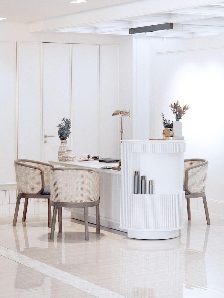 سيٕني اب وتيك هوتل الردهة