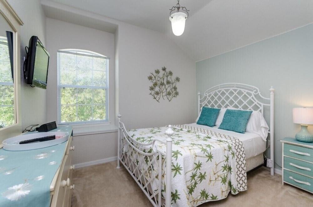 Adulusiia Loop Villa Mabella Room