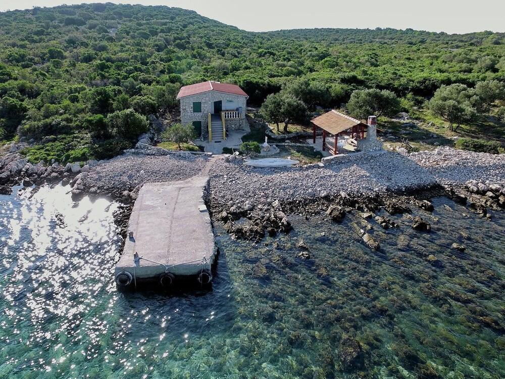 Back to Basics in This Cozy Fisherman's Cottage by the sea on the Island Zizanj Exterior