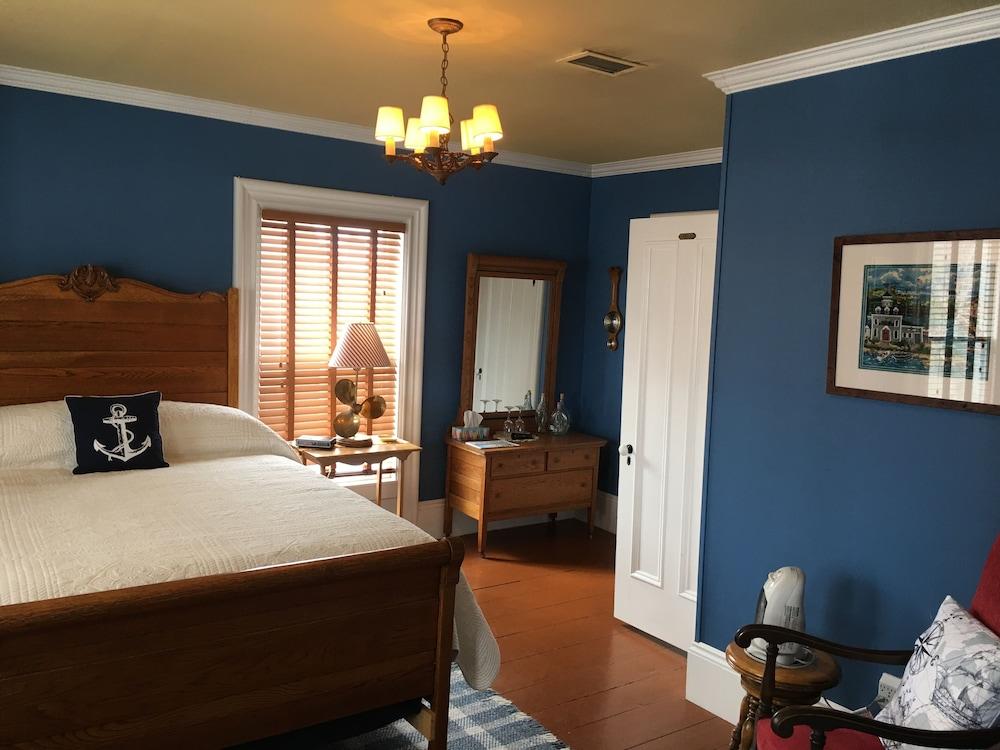 إيه سيفارينج مايدن بد آند بريكفاست غرفة