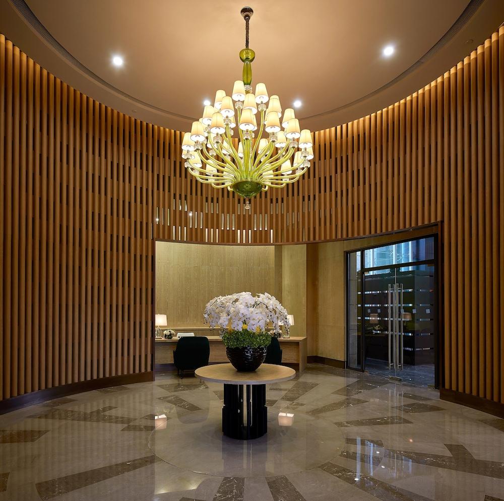 وان صانلاند سيرفيسد سويتس مانيجيد باي لانسون بليس أخرى