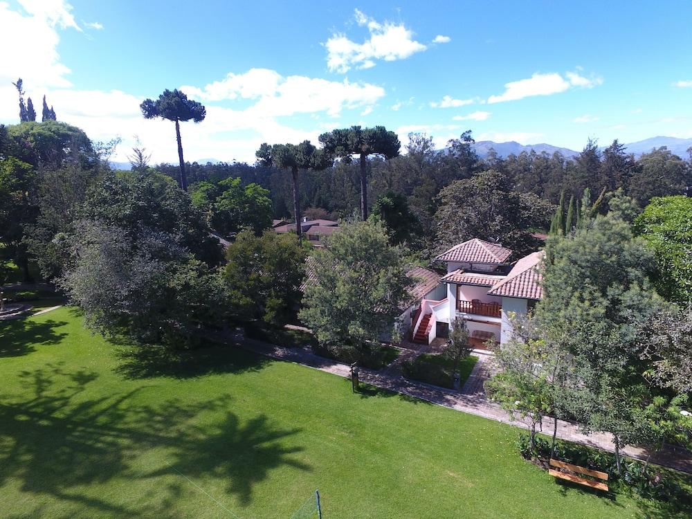 سان جوسي دي بويمبو كويتو أيربورت ، آن أسسيند كوليكشن هوتل منظر من الجو