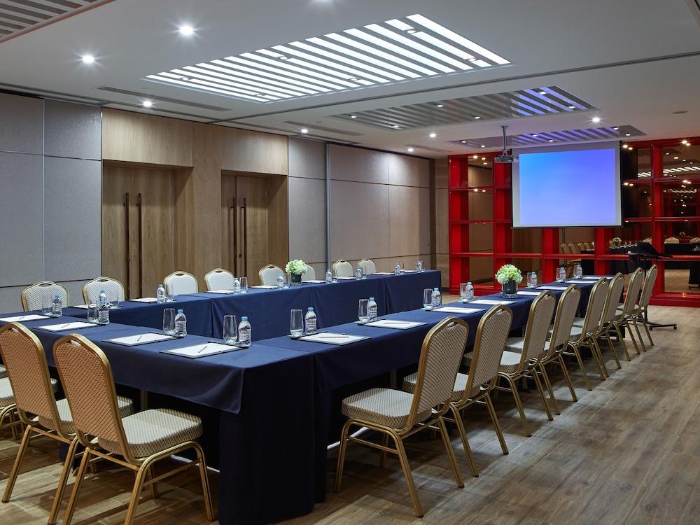 وان صانلاند سيرفيسد سويتس مانيجيد باي لانسون بليس أخرى