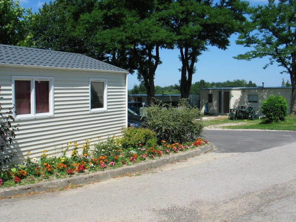 كامبينج كلوب لاك دو بوزي داخلي