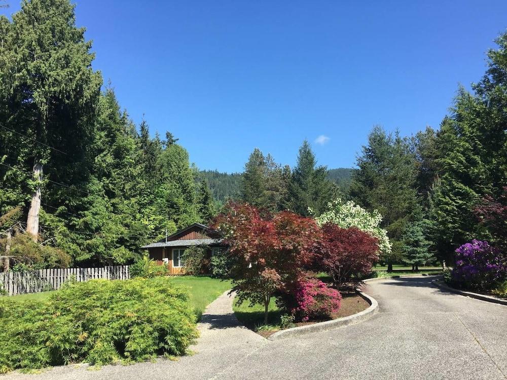 B - Sechelt Private Coastal Home Property Grounds