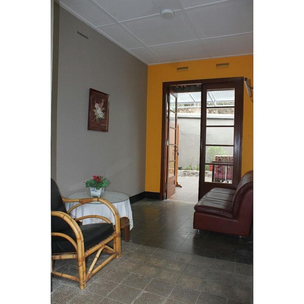 دي ريو كوتيدج باي هاوسين باندونج منطقة الجلوس في الردهة