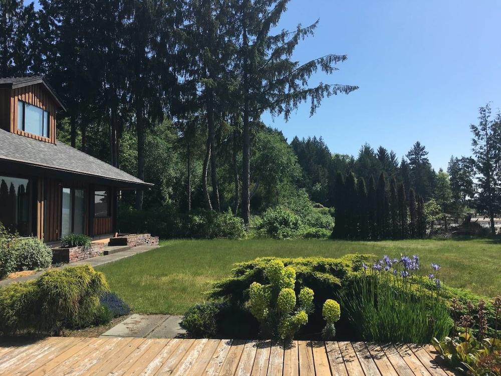 B - Sechelt Private Coastal Home Property Grounds
