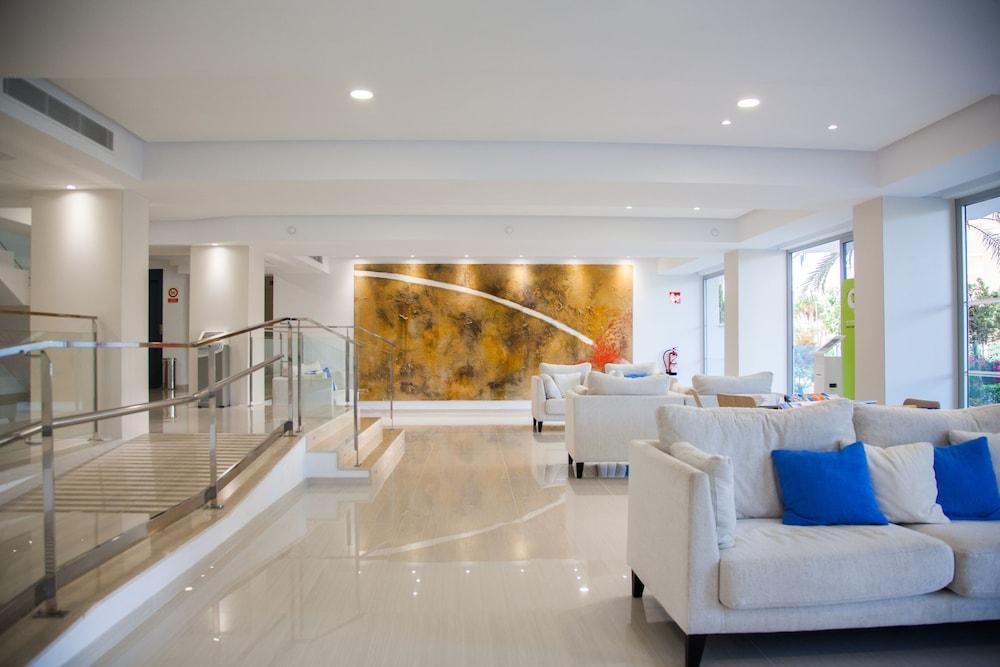 هوتل جلوبالز بنما منطقة الجلوس في الردهة