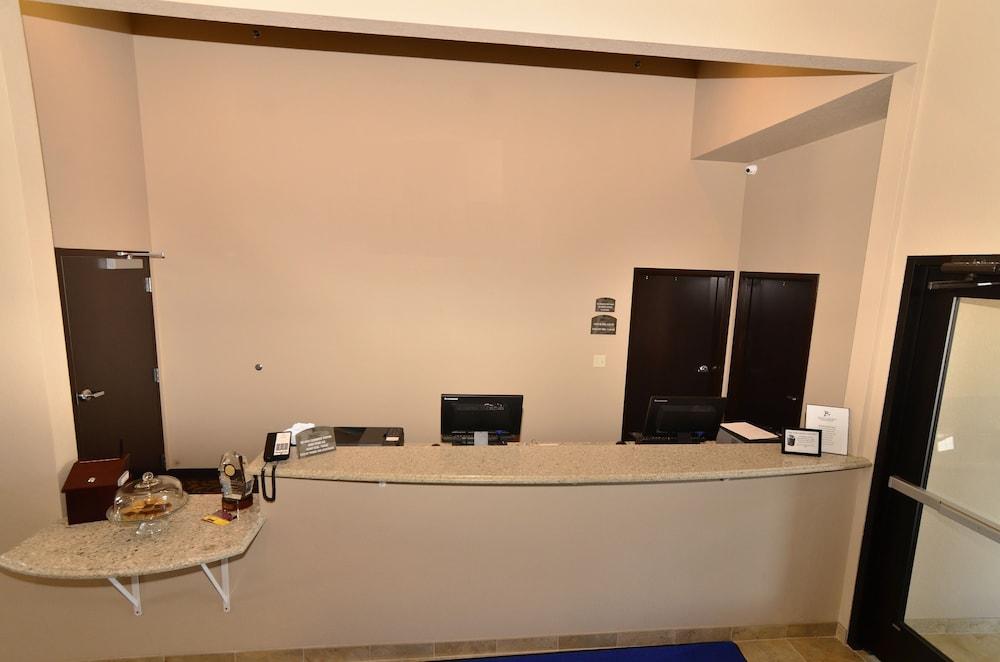 Cobblestone Inn & Suites - Holstein Reception