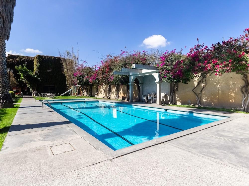 كابيتال أو مانسيون لوس آركوس، أجويلاريس زحليقة مائية