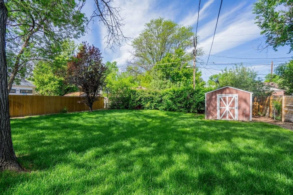 ذا دنفر دن إن مايفير بارك إنورموس باكيارد ويذ جريل سليبس 7 المنطقة المحيطة بالمنشأة