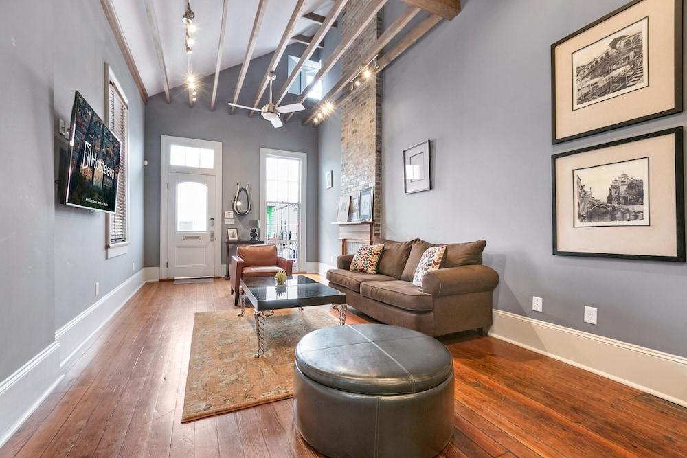Hosteeva 2BR Steps to St. Charles Ave Interior