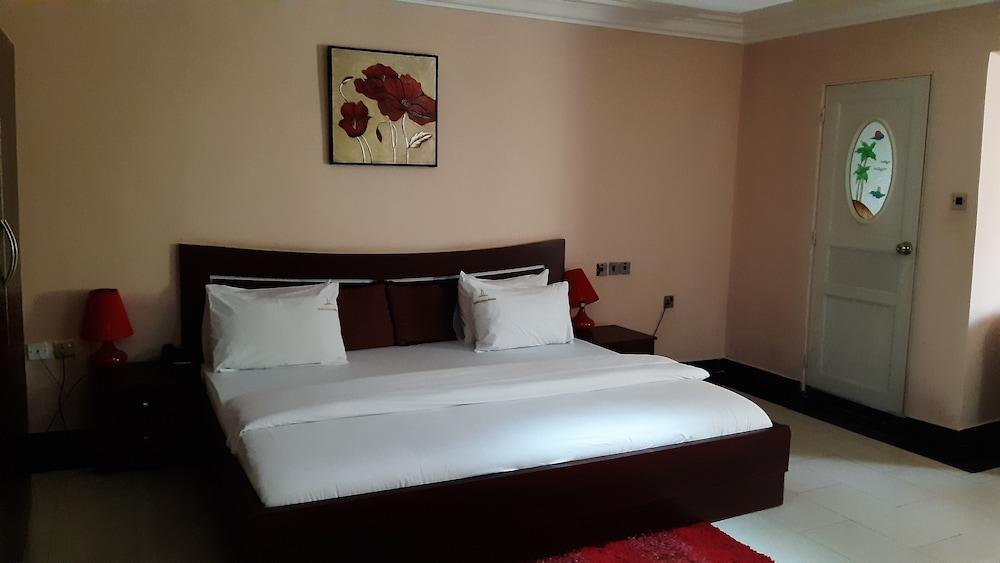 Top-Notch Suites and Apartments Room
