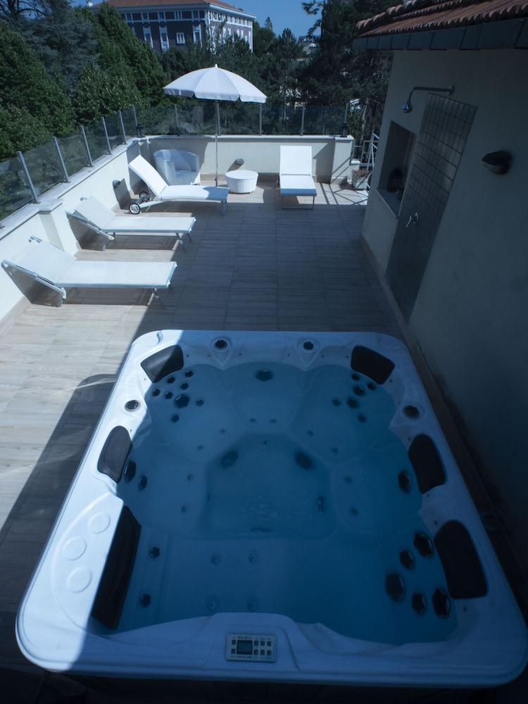 هوتل ديل تيرميه آند سبا حمام سباحة على السطح