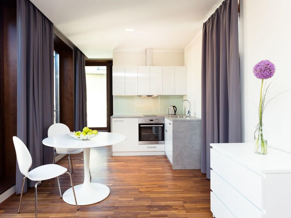 Konrad Old Town Apartments Room