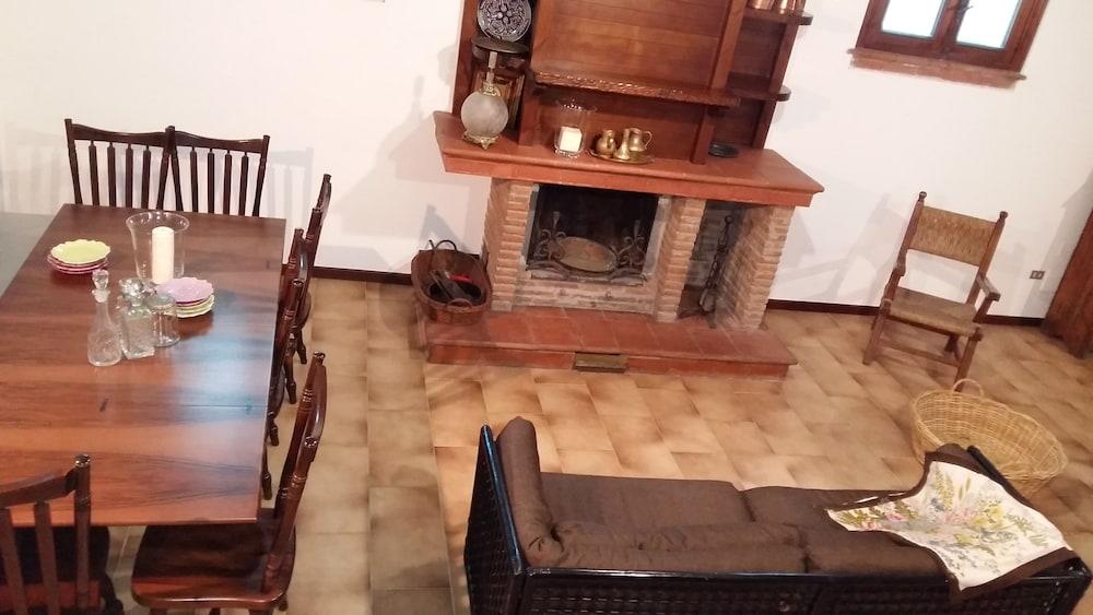 بومباي رومز آند أبراتمنت بي آن بي الصورة الأساسية