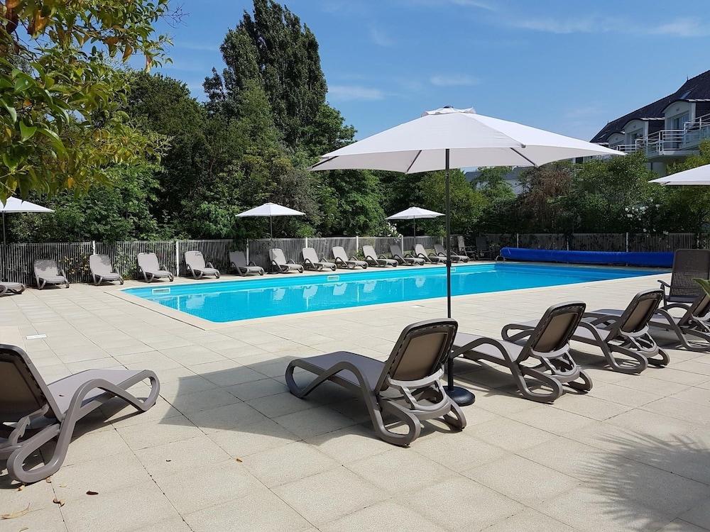 ريزيدونس لو دومان ديه غلينون حمام سباحة مكشوف